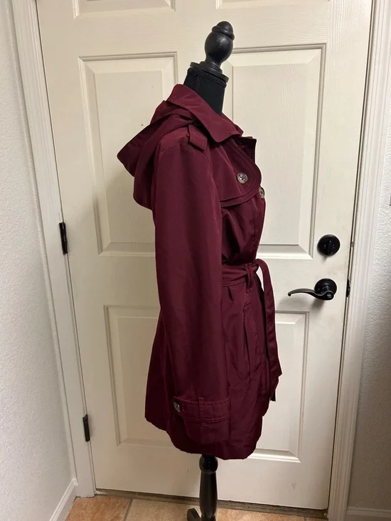 London fog medium maroon trench coat with button details with belt, Size Medium - Picture 4 of 10